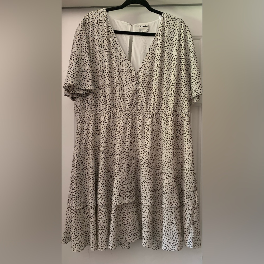 Arula women’s white & black dress size B (22/24)